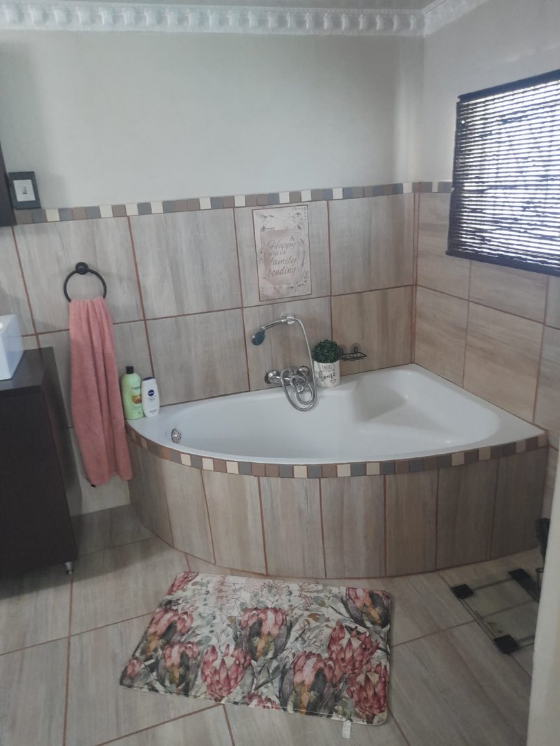 6 Bedroom Property for Sale in Uitsig Free State